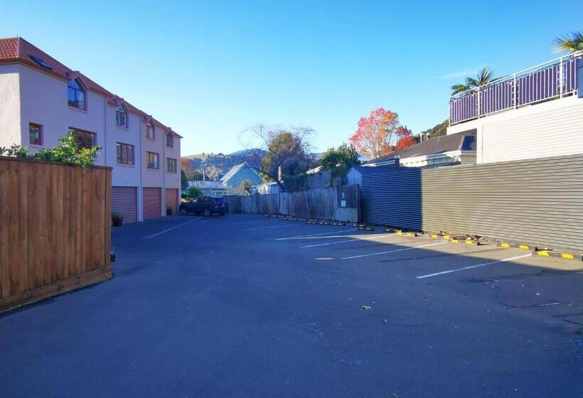 דירת שלושה חדרים, Les Troupes Apartments