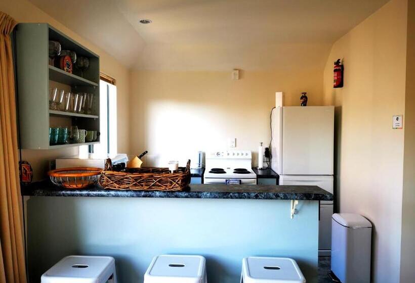 דירת שני חדרים, Les Troupes Apartments