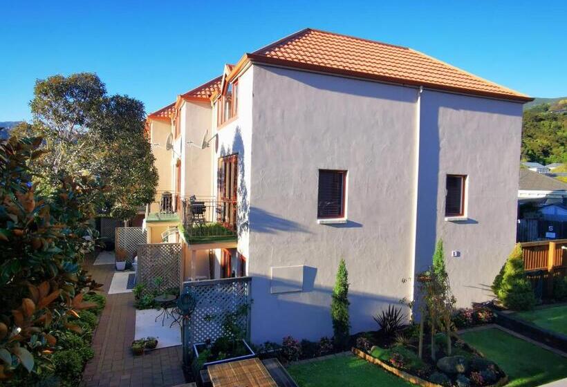 דירת שלושה חדרים, Les Troupes Apartments