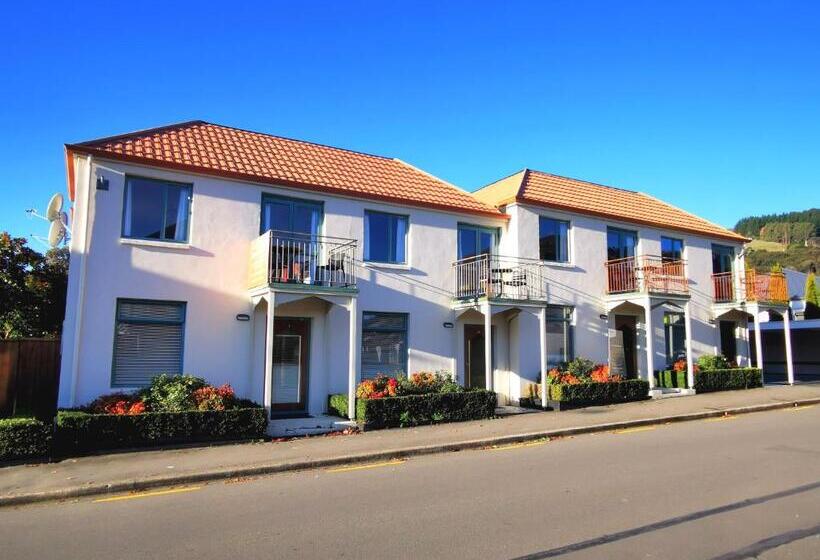 דירת שלושה חדרים, Les Troupes Apartments