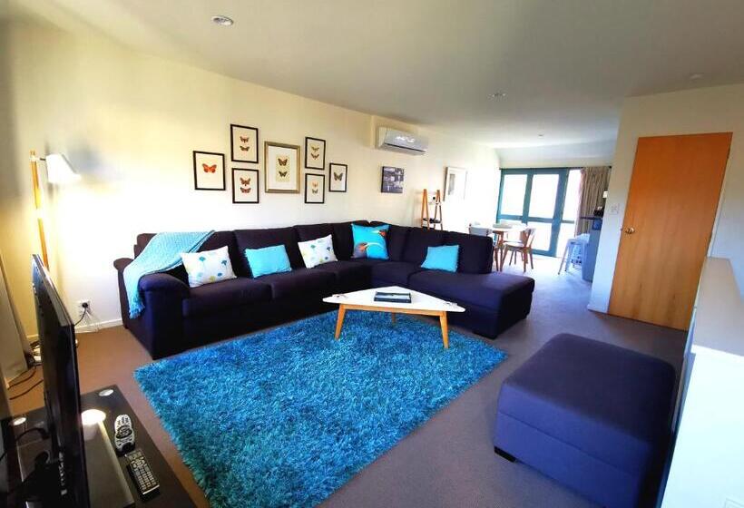 דירת שני חדרים, Les Troupes Apartments