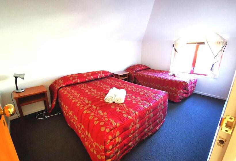 דירת שלושה חדרים, Les Troupes Apartments