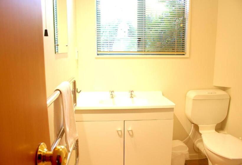 דירת שלושה חדרים, Les Troupes Apartments