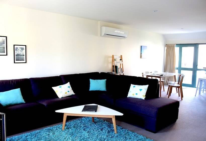 דירת שני חדרים, Les Troupes Apartments