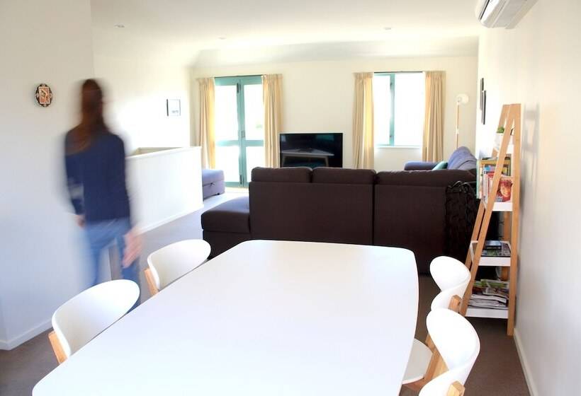 דירת שני חדרים, Les Troupes Apartments