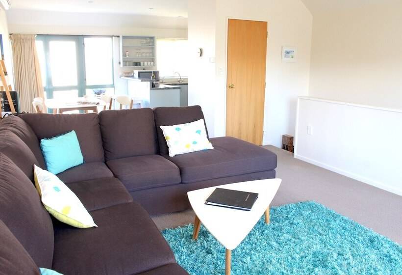 דירת שני חדרים, Les Troupes Apartments