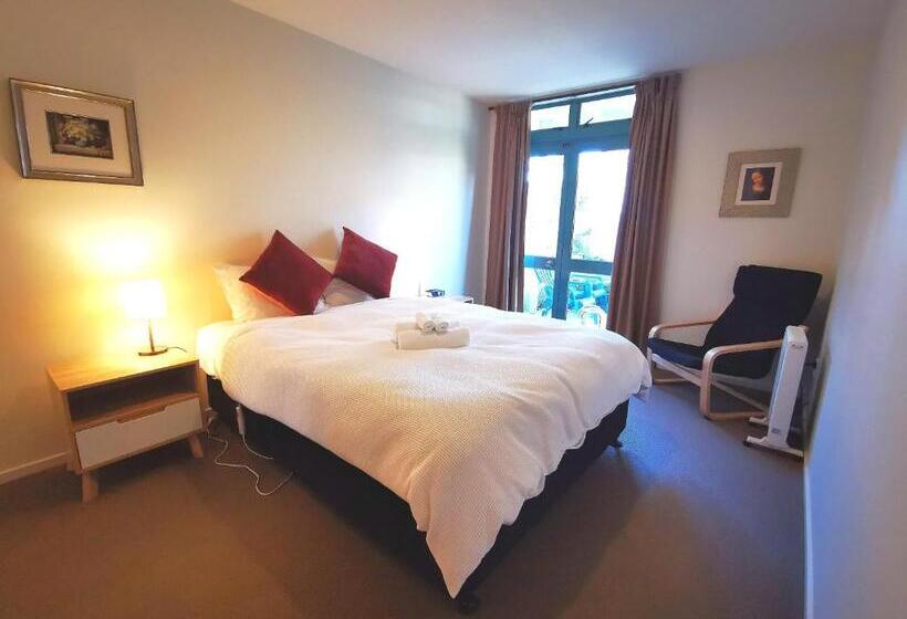 דירת שני חדרים, Les Troupes Apartments