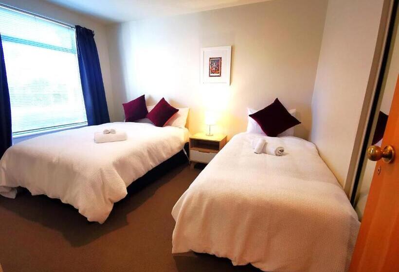 דירת שני חדרים, Les Troupes Apartments