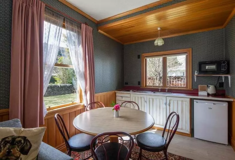 Talo 2 Makuuhuonetta, Settlers Cottage Motel