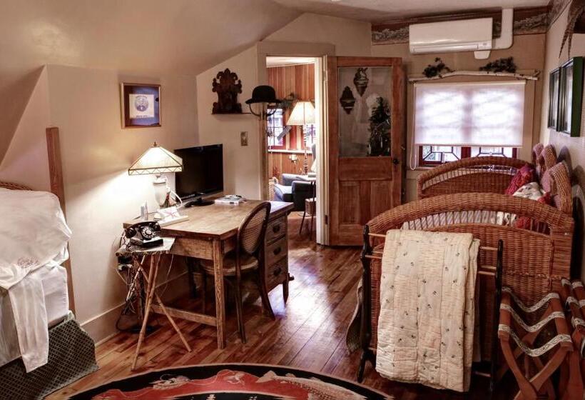 Люкс, The Queen, A Victorian Bed & Breakfast