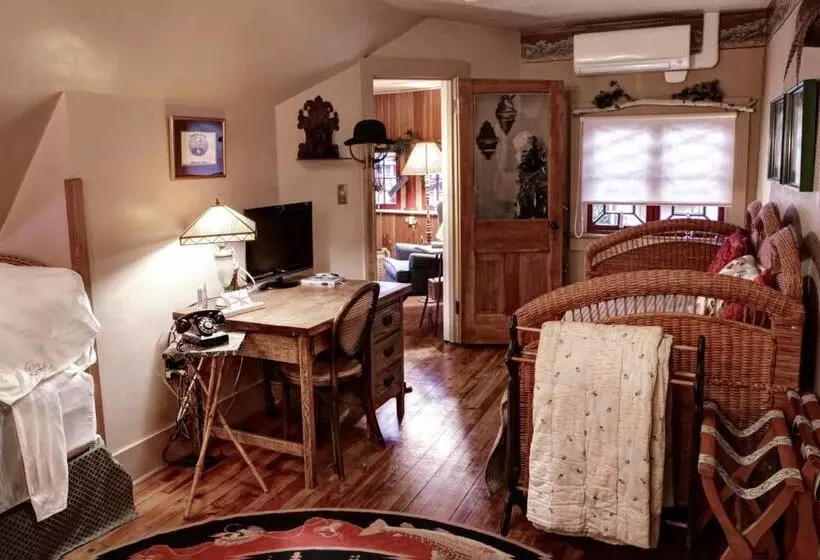 スイート, The Queen, A Victorian Bed & Breakfast