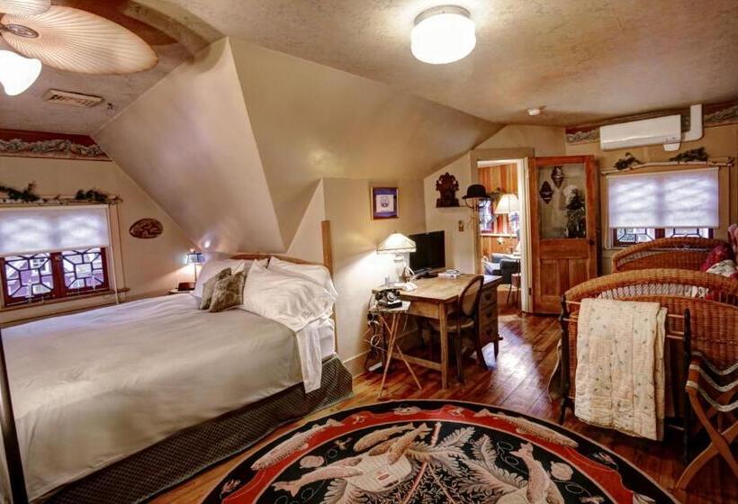 Люкс, The Queen, A Victorian Bed & Breakfast
