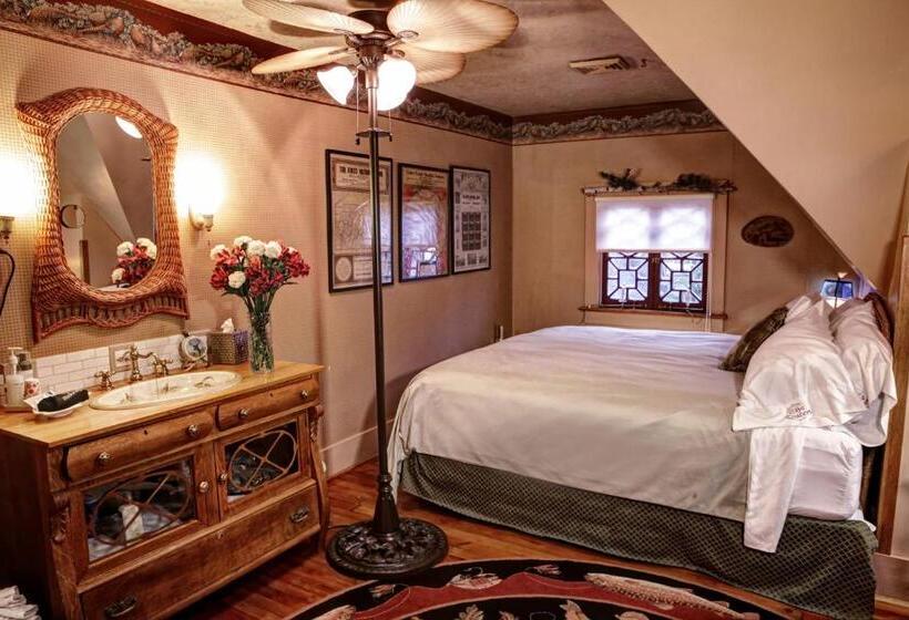 Люкс, The Queen, A Victorian Bed & Breakfast