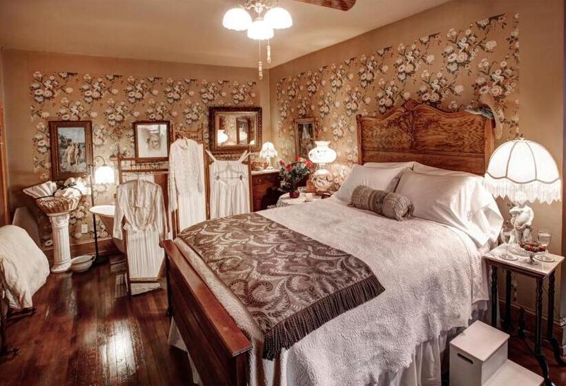 Номер Стандарт, The Queen, A Victorian Bed & Breakfast