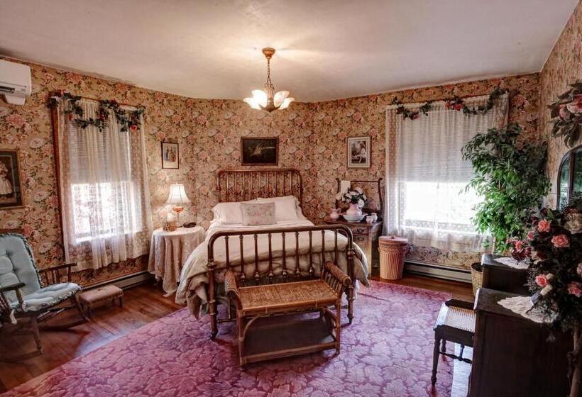 Номер Стандарт, The Queen, A Victorian Bed & Breakfast