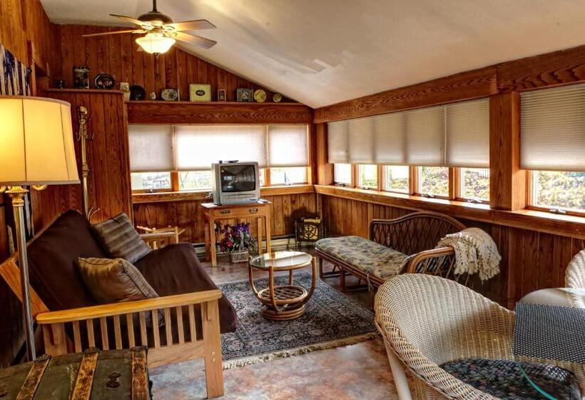 Номер Стандарт, The Queen, A Victorian Bed & Breakfast