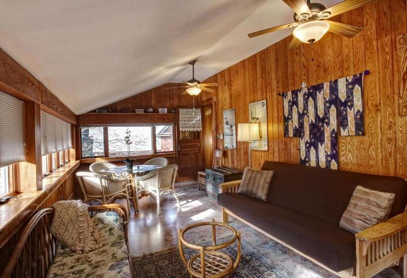 Номер Стандарт, The Queen, A Victorian Bed & Breakfast