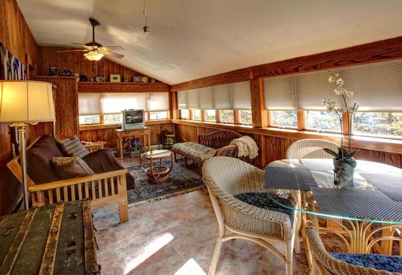 Номер Стандарт, The Queen, A Victorian Bed & Breakfast