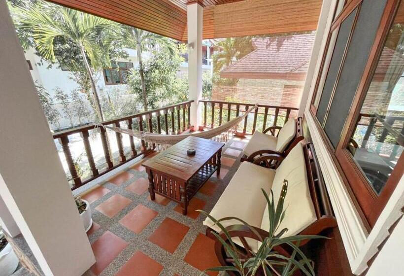 Superior bungalow garden view