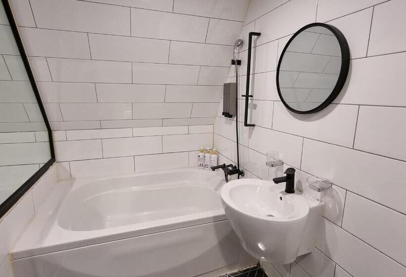 スタンダードルーム, Jamsil Funny