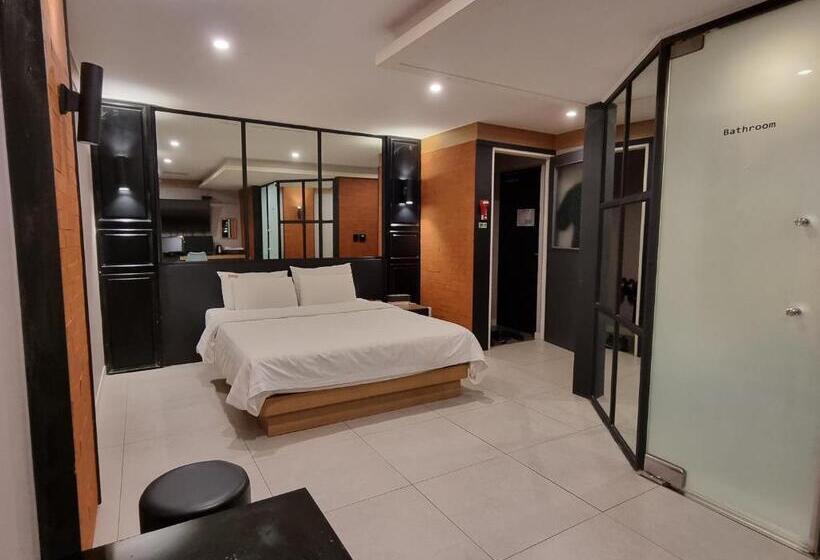 スタンダードルーム, Jamsil Funny