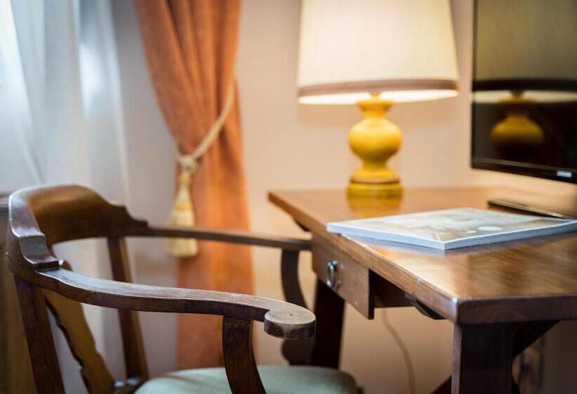 デラックスルーム, Certosa Di Pontignano Residenza D'epoca