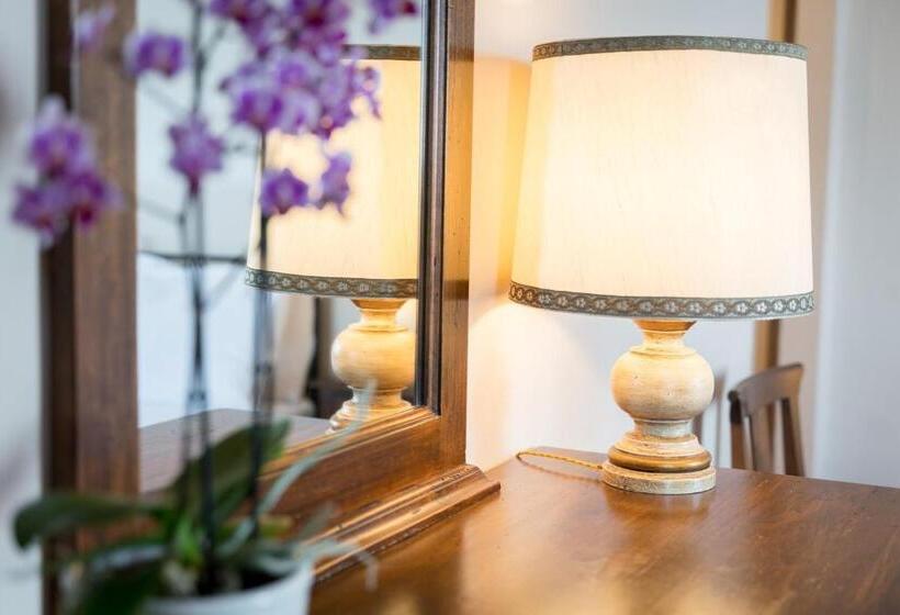 デラックスジュニアスイート, Certosa Di Pontignano Residenza D'epoca