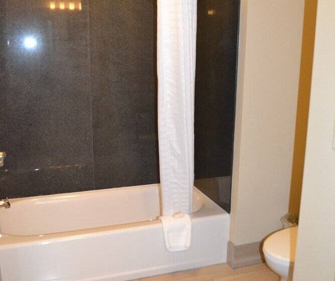 חדר סטנדרט מותאם לאדם עם מוגבלויות, Baymont By Wyndham Grand Forks