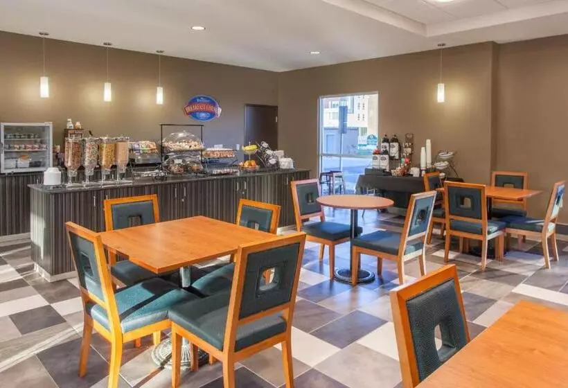 キングサイズベッドのデラックスルーム, Baymont By Wyndham Grand Forks