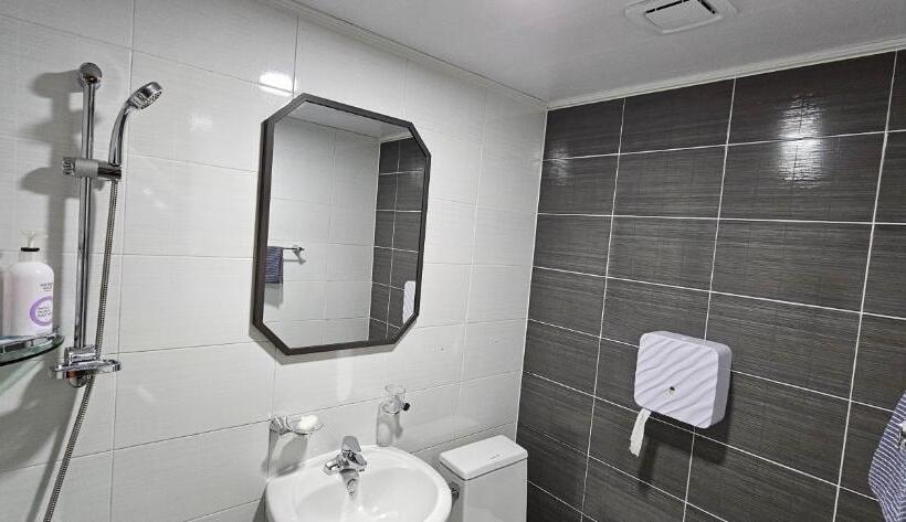 스탠다드 트리플 룸, Ekonomy Hotel Incheon