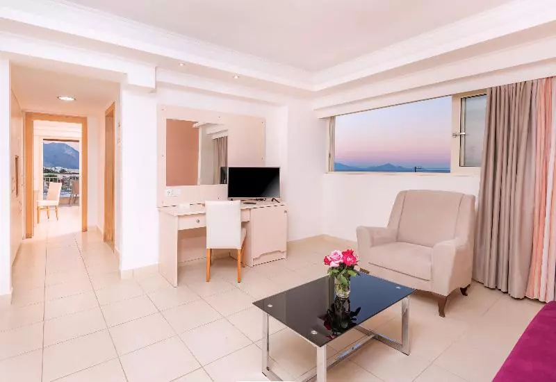 Junior Suite Vue Mer, Grand Blue Beach