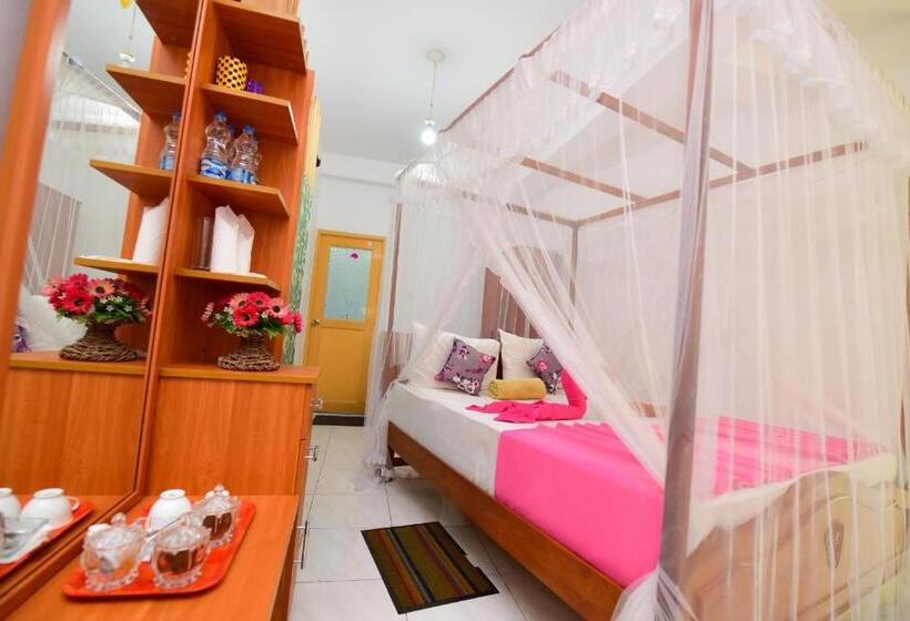 חדר משפחתי נוף לים, Peacock