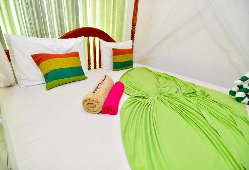 חדר משפחתי נוף לים, Peacock