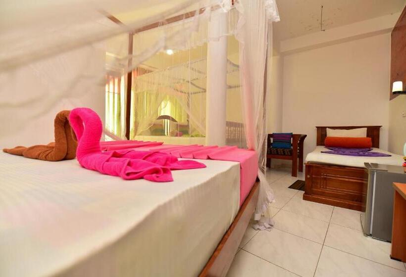 חדר משפחתי נוף לים, Peacock