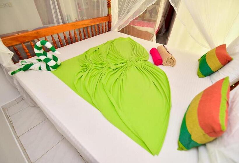 חדר משפחתי נוף לים, Peacock