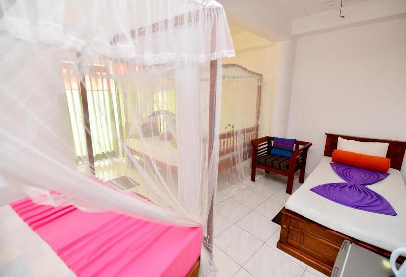 חדר משפחתי נוף לים, Peacock