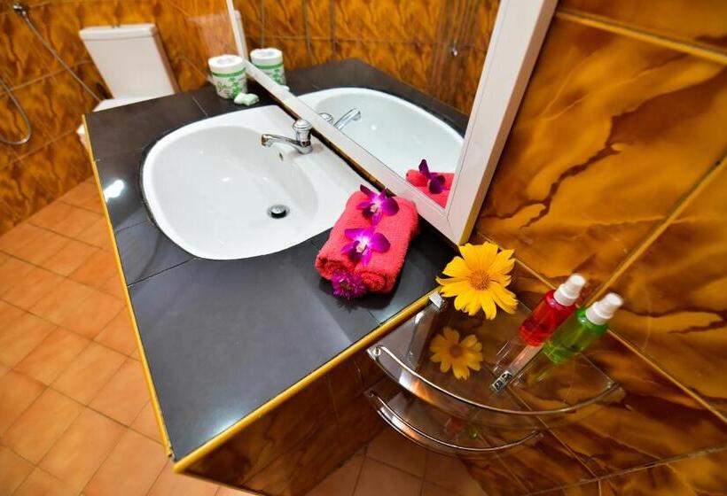 חדר סטנדרט לשלושה עם נוף צדדי לים, Peacock