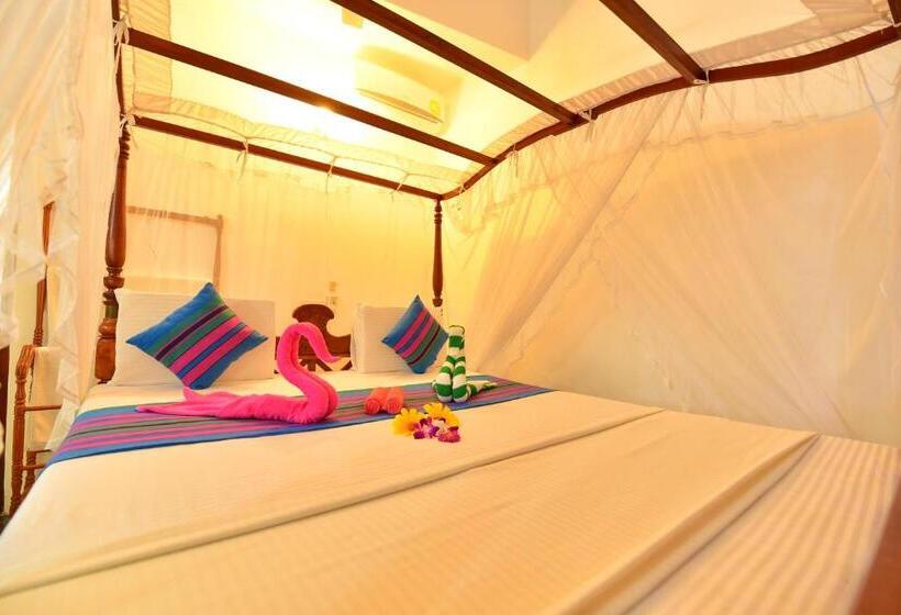 חדר סטנדרט לשלושה עם נוף צדדי לים, Peacock