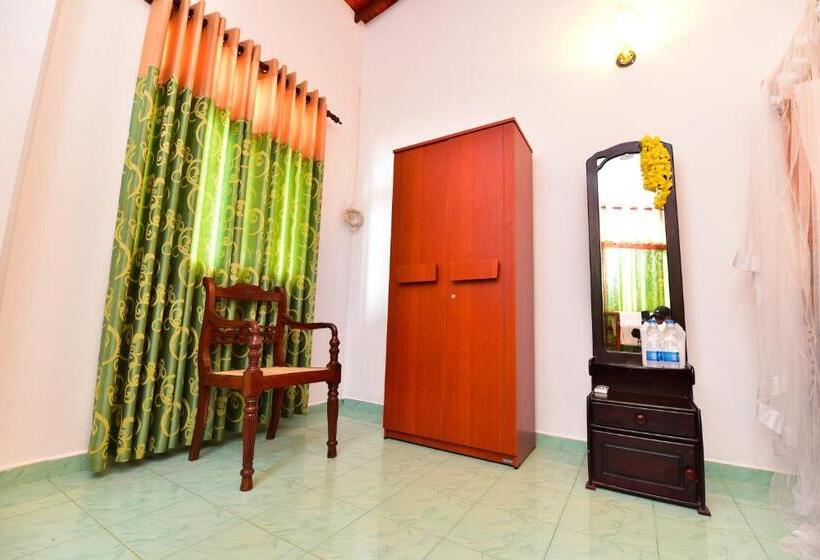 חדר סטנדרט לשלושה עם נוף צדדי לים, Peacock