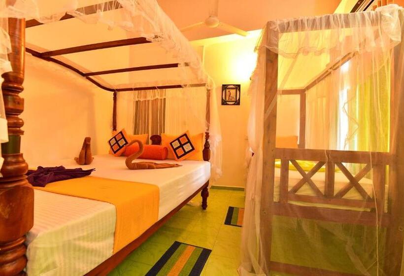 חדר סטנדרט לשלושה עם נוף צדדי לים, Peacock