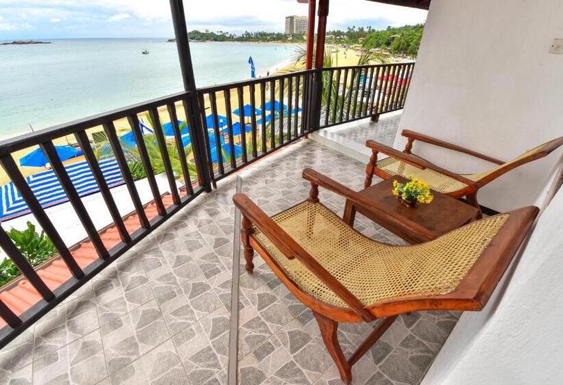 חדר סטנדרט לשלושה עם נוף צדדי לים, Peacock