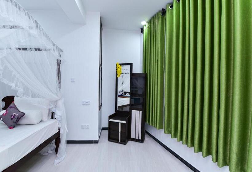 דירת חדר, Peacock