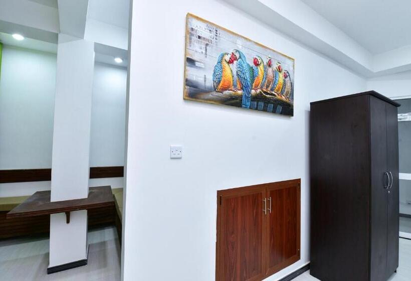 דירת חדר, Peacock