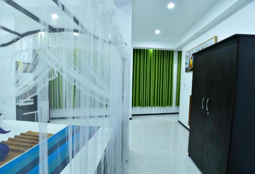 דירת חדר, Peacock