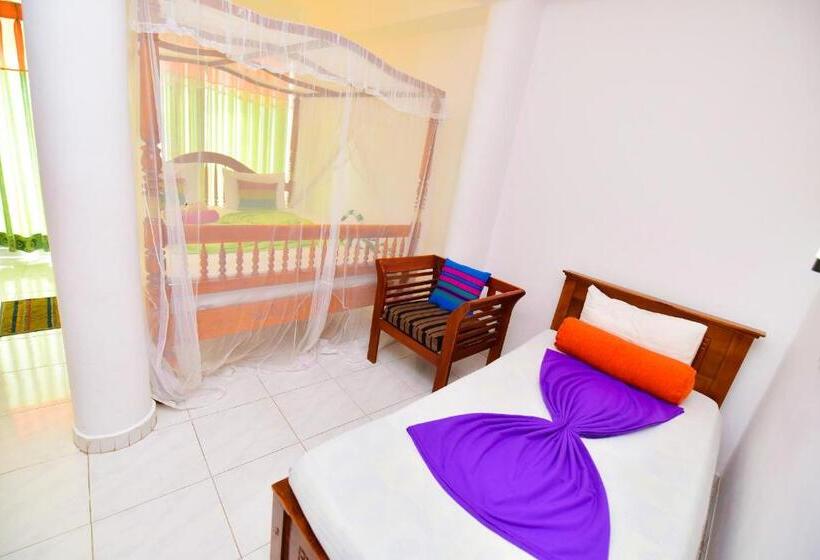 חדר משפחתי נוף לים, Peacock