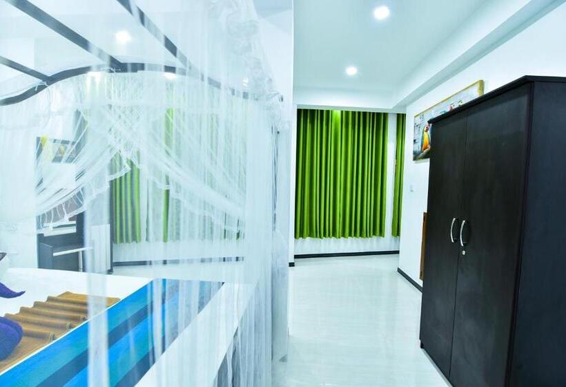 דירת חדר, Peacock