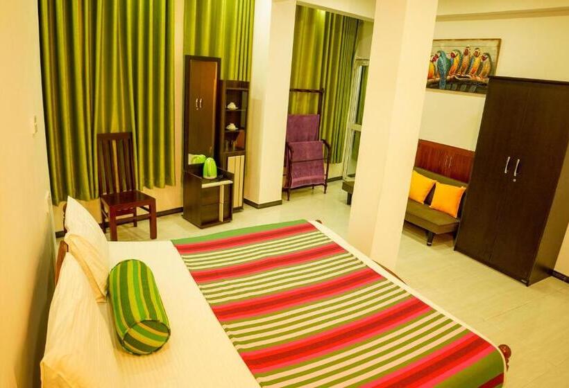 דירת חדר, Peacock