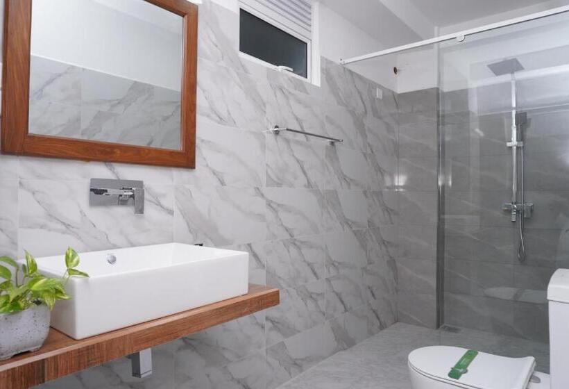 غرفة قياسية ثلاثية, Surf Una Beach