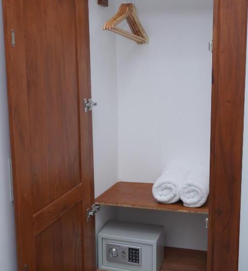 غرفة قياسية ثلاثية, Surf Una Beach