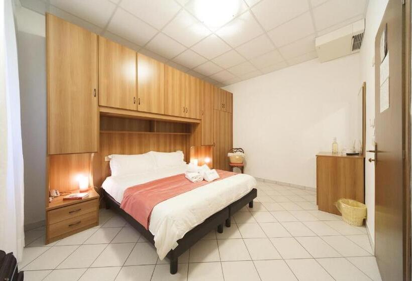 חדר סטנדרט לשלושה, Del Mar